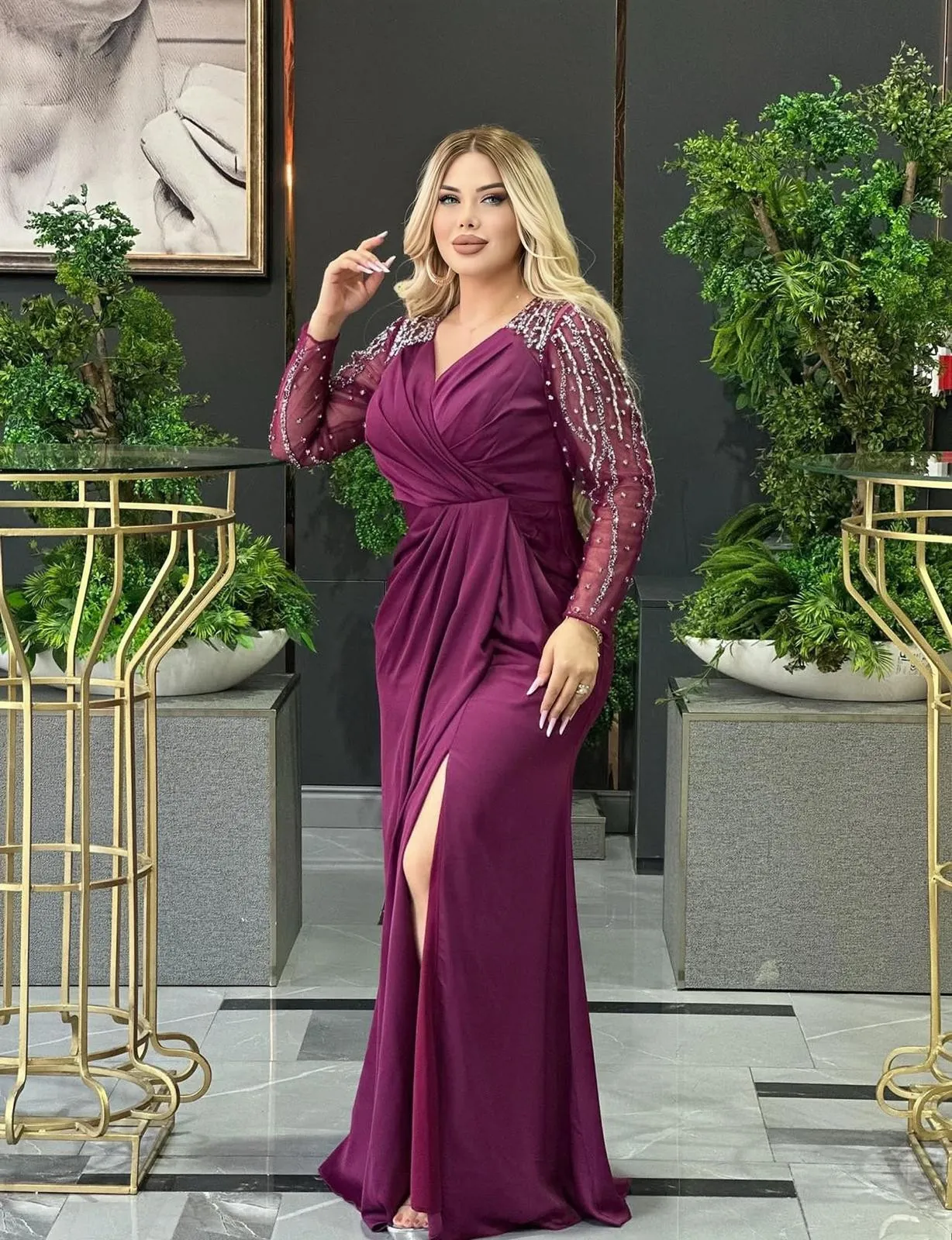 فستان سهرة خمري بأكمام شفافة وشق أمامي